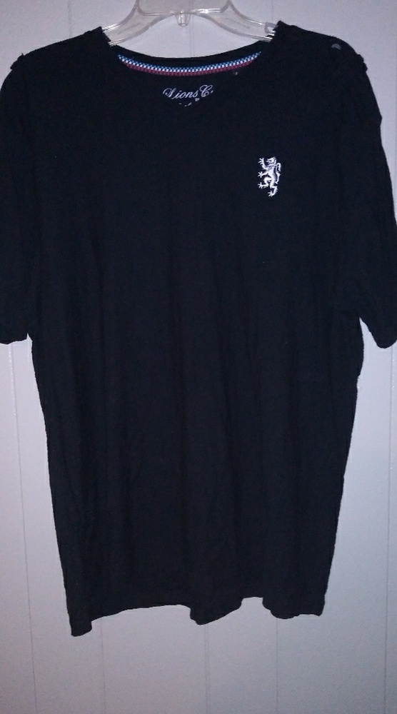 Lions crest v neck🔥flash Friday sale